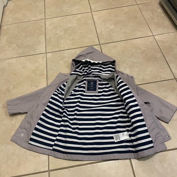 Gap 2years shark rain coat in perfect condition-like new - Picture 12 of 17